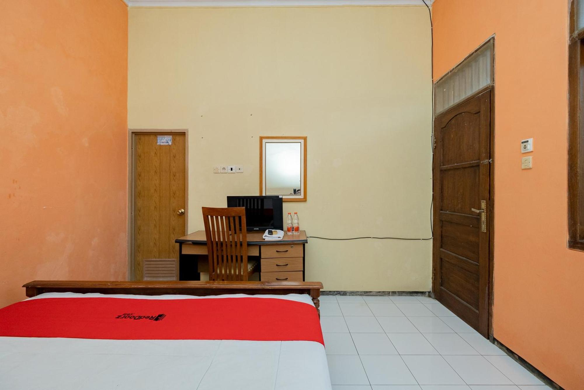 Reddoorz Syariah At Jalan Sunan Giri Tuban Tuban  Kültér fotó